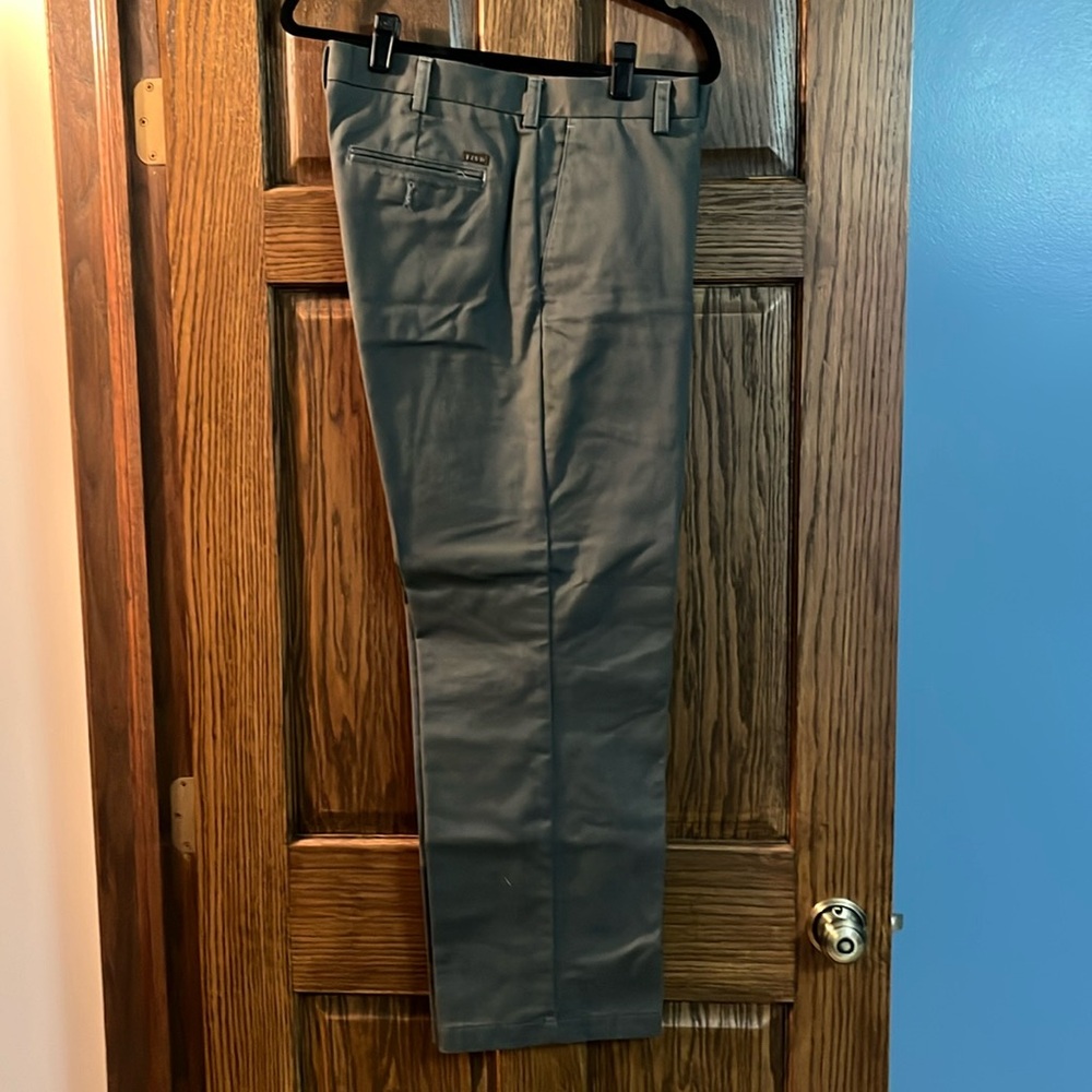 Izod 

Men’s pants

34 x 30

Gray